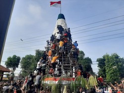 Warga Sidoarjo Berebut Tumpeng Tempe Raksasa Tradisi Jelang Ramadan
