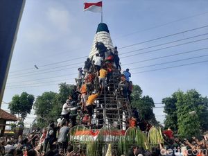 Warga Sidoarjo Berebut Tumpeng Tempe Raksasa Tradisi Jelang Ramadan Warga Sidoarjo Berebut Tumpeng Tempe Raksasa Tradisi Jelang Ramadan