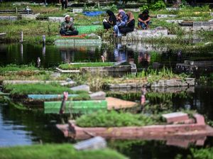 Warga Tetap Ziarah Makam Meski TPU Semper Kebanjiran