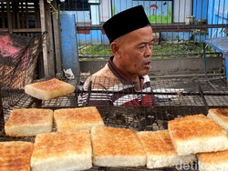 Cerita Ahum Penjual Ketan Bakar di Bandung: Dulu Punya 30 Karyawan
