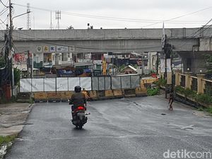 Akses Jalan Angkatan 66 Palembang Ditutup, Pengendara Kecele-Putar Balik Akses Jalan Angkatan 66 Palembang Ditutup, Pengendara Kecele-Putar Balik