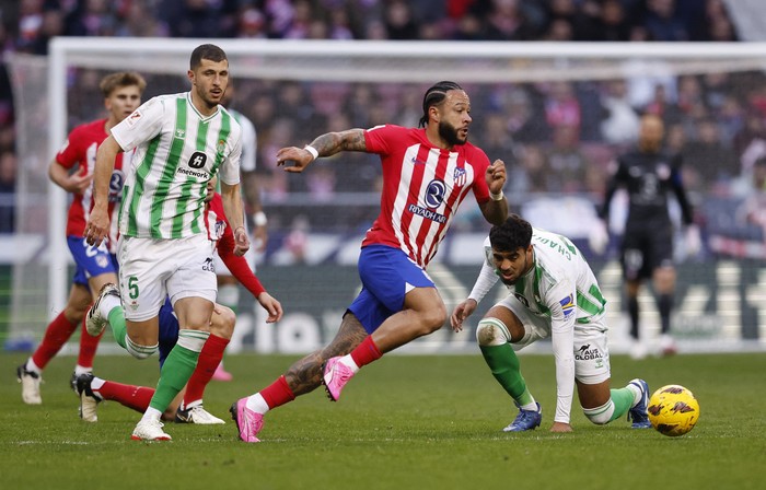 Soccer Football - LaLiga - Atletico Madrid v Real Betis - Metropolitano, Madrid, Spain - March 3, 2024 Atletico Madrid's Memphis Depay in action with Real Betis' Guido Rodriguez REUTERS/Juan Medina