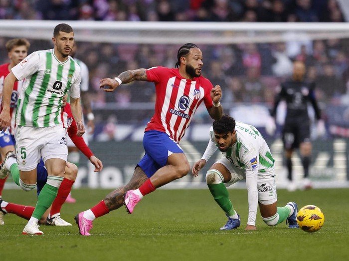 Soccer Football - LaLiga - Atletico Madrid v Real Betis - Metropolitano, Madrid, Spain - March 3, 2024 Atletico Madrid's Memphis Depay in action with Real Betis' Guido Rodriguez REUTERS/Juan Medina
