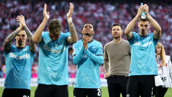 COLOGNE, GERMANY - MARCH 03: Xabi Alonso, Manager of Bayer Leverkusen, looks on as players of Bayer Leverkusen acknowledge the fans after the Bundesliga match between 1. FC Köln and Bayer 04 Leverkusen at RheinEnergieStadion on March 03, 2024 in Cologne, Germany. (Photo by Leon Kuegeler/Getty Images)