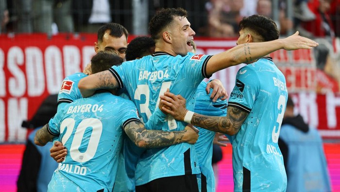 Soccer Football - Bundesliga - FC Cologne v Bayer Leverkusen - RheinEnergieStadion, Cologne, Germany - March 3, 2024 Bayer Leverkusens Alejandro Grimaldo celebrates scoring their second goal with teammates REUTERS/Wolfgang Rattay DFL REGULATIONS PROHIBIT ANY USE OF PHOTOGRAPHS AS IMAGE SEQUENCES AND/OR QUASI-VIDEO.