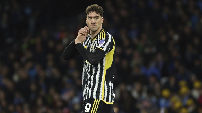 Juventuss Dusan Vlahovic reacts during the Serie A soccer match between Napoli and Juventus at the Diego Armando Maradona stadium in Naples, Italy, Sunday, March 3, 2024. (Alessandro Garofalo/LaPresse via AP)