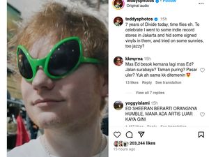 Santuy Banget, Ed Sheeran Blusukan dan Belanja di Pasar Santa