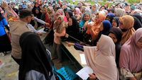 Emak-emak di Aceh Barat Berdesakan Demi Pasar Murah