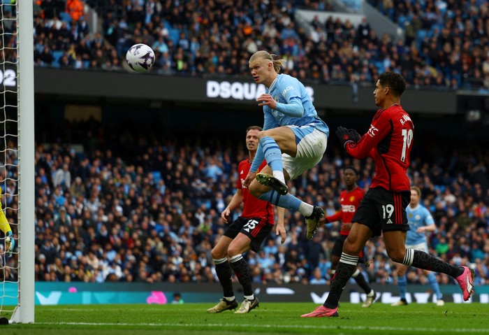 Soccer Football - Premier League - Manchester City v Manchester United - Etihad Stadium, Manchester, Britain - March 3, 2024 Manchester Citys Erling Braut Haaland shoots at goal Action Images via Reuters/Lee Smith NO USE WITH UNAUTHORIZED AUDIO, VIDEO, DATA, FIXTURE LISTS, CLUB/LEAGUE LOGOS OR LIVE SERVICES. ONLINE IN-MATCH USE LIMITED TO 45 IMAGES, NO VIDEO EMULATION. NO USE IN BETTING, GAMES OR SINGLE CLUB/LEAGUE/PLAYER PUBLICATIONS.
