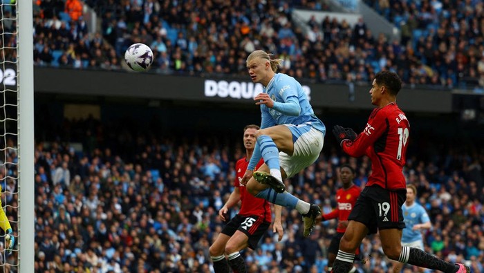 Soccer Football - Premier League - Manchester City v Manchester United - Etihad Stadium, Manchester, Britain - March 3, 2024 Manchester Citys Erling Braut Haaland shoots at goal Action Images via Reuters/Lee Smith NO USE WITH UNAUTHORIZED AUDIO, VIDEO, DATA, FIXTURE LISTS, CLUB/LEAGUE LOGOS OR LIVE SERVICES. ONLINE IN-MATCH USE LIMITED TO 45 IMAGES, NO VIDEO EMULATION. NO USE IN BETTING, GAMES OR SINGLE CLUB/LEAGUE/PLAYER PUBLICATIONS.