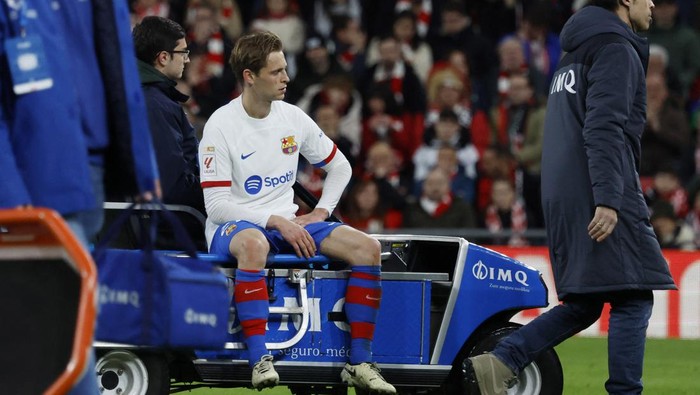 Soccer Football - LaLiga - Athletic Bilbao v FC Barcelona - San Mames, Bilbao, Spain - March 3, 2024 FC Barcelonas Frenkie de Jong leaves the pitch after sustaining an injury REUTERS/Vincent West