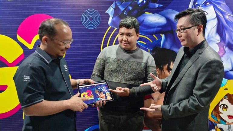 CEO PT Netzme Kreasi Indonesia (Netzme) Vicky G. Saputra (kiri), Head of Tech Digikagi Hendy Sofjan (kanan), Technical Broadcast Manager BMD Event Organizer Mario (tengah) berfoto bersama seusai jumpa pers event G2 Arena eSport Tournament 2024 di Jakarta Creative Hub, Senin, (04/03/2024).