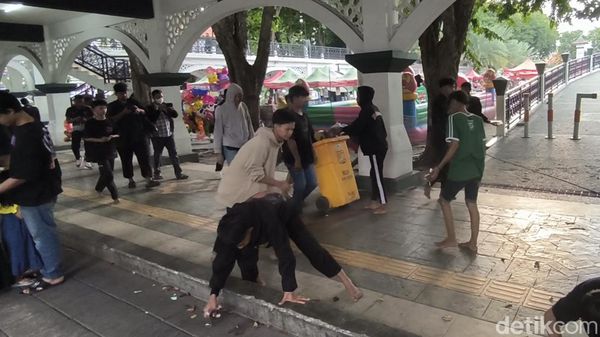 Tunduknya Gangster Gresik Dihukum Bersihkan Alun-alun