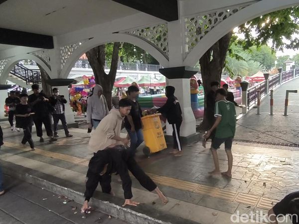Tunduknya Gangster Gresik Dihukum Bersihkan Alun-alun