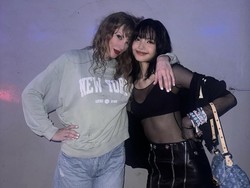 Lisa BLACKPINK Nonton Taylor Swift, Pakai Baju Bolong-bolong Rp 9 Jutaan