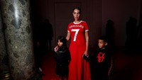 Georgina Rodriguez juga berpose dengan Eva dan Mateo Ronaldo, dua buah hatinya. Foto: REUTERS/Gonzalo Fuentes