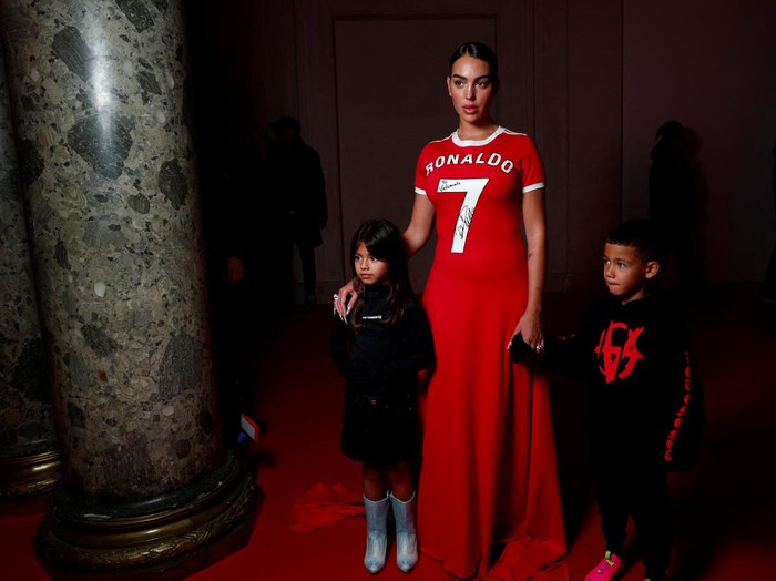 Georgina Rodriguez poses with Eva and Mateo Ronaldo after the Vetements Fall-Winter 2024/2025 Women's ready-to-wear collection show during Paris Fashion Week in Paris, France, March 1, 2024. REUTERS/Gonzalo Fuentes