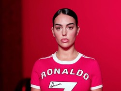 Warna merah plus aksen putih di sekeliling leher dan lengan mengingatkan akan jersey Ronaldo di Manchester United.  Foto: REUTERS/Gonzalo Fuentes