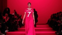 Di atas catwalk, tubuh Georgina berbalut gaun yang didominasi warna merah dari label Vetements. Foto: REUTERS/Gonzalo Fuentes