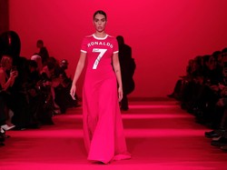 Di atas catwalk, tubuh Georgina berbalut gaun yang didominasi warna merah dari label Vetements. Foto: REUTERS/Gonzalo Fuentes