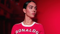Tampak pula tanda tangan Cristiano Ronaldo di gaun merah tersebut, baik di bagian depan maupun belakang. Foto: REUTERS/Gonzalo Fuentes