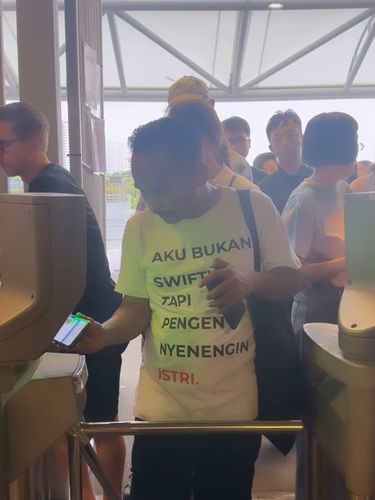 Hendra, suami Ulfa, yang viral imbas pakai kaus unik saat nonton The Eras Tour Taylor Swift di Singapura pada Minggu (3/3/2024).