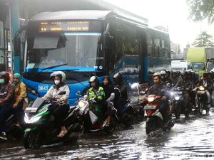 Hujan di Jakarta dan Ketahanan Transportasi Umum