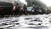 Tergenang, Lalin Kawasan Pasar Induk Kramat Jati Tersendat