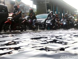 Tergenang, Lalin Kawasan Pasar Induk Kramat Jati Tersendat Tergenang, Lalin Kawasan Pasar Induk Kramat Jati Tersendat