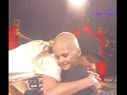 Terharu! Ini Momen Pejuang Kanker Dapat Topi dari Taylor Swift saat Konser