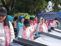 Iriana Jokowi-Wury Maruf Bagikan Sembako hingga Tebar Benih Ikan di Bogor