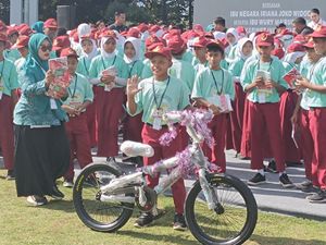Iriana Jokowi-Wury Maruf Ajak Anak SD Berdialog dan Bagikan Sepeda di Bogor