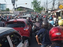 Macet Horor di Kawasan Benowo Pagi Ini, Warga Terjebak hingga 2 Jam!