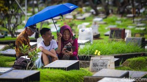 Hal yang Tak Boleh Dilakukan saat Ziarah Kubur