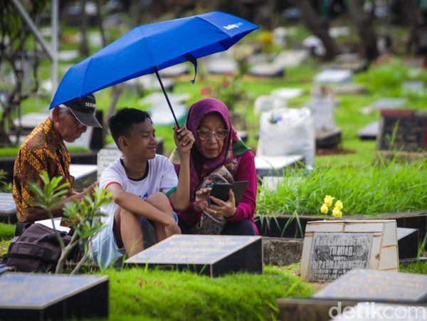 Hal yang Tak Boleh Dilakukan saat Ziarah Kubur