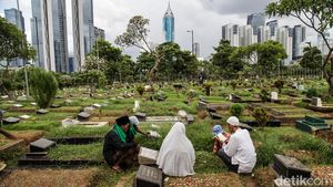 Jelang Ramadan, Warga Ziarah Kubur ke TPU Karet Bivak