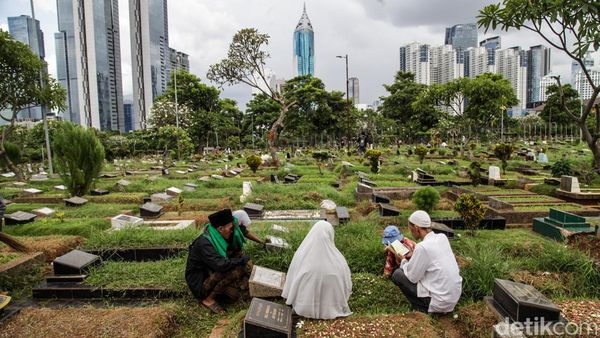 Jelang Ramadan, Warga Ziarah Kubur ke TPU Karet Bivak