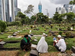 Tata Cara Ziarah Kubur Orang Tua Lengkap Sesuai Sunah