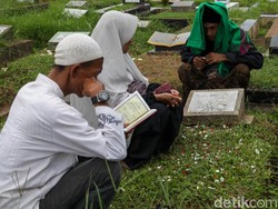 Tata Cara Ziarah Kubur Lengkap Beserta Bacaan Doa dan Adabnya
