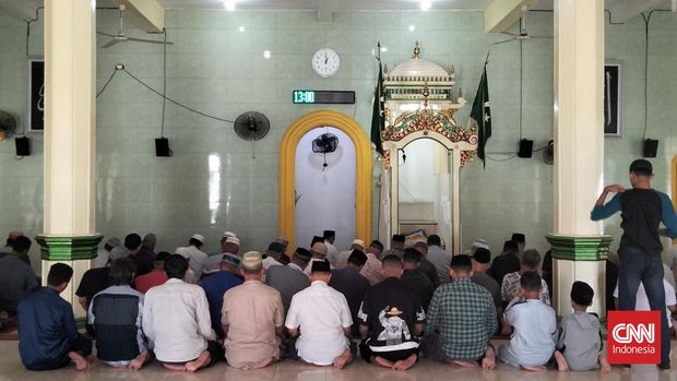 Jemaah sedang melaksanakan ibadah di Masjid An-Nur, Negeri Batu Merah, Ambon, Maluku, Jumat (1/3/2024). Masjid An-nur Negeri Batu Merah dikenal sebagai masjid pertama di Kota Ambon. (CNNIndonesia/Said)
