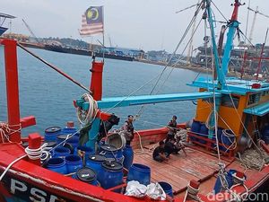 Polisi Tangkap Kapal Ikan Berbendera Malaysia di Perairan Selat Malaka Polisi Tangkap Kapal Ikan Berbendera Malaysia di Perairan Selat Malaka
