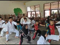 Bripka Nuryadi Latih Karate Anak-anak Pesisir Banyuasin Agar Tak Putus Sekolah