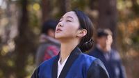 7 Gaya Kim Go Eun Jadi Dukun di Film Exhuma, Komat-Kamit Bikin Merinding