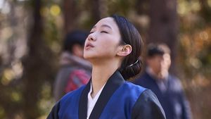7 Gaya Kim Go Eun Jadi Dukun di Film Exhuma, Komat-Kamit Bikin Merinding