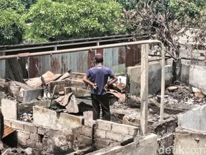 Korban Kebakaran Puluhan Kamar Kos di Denpasar Mulai Pulang Kampung Korban Kebakaran Puluhan Kamar Kos di Denpasar Mulai Pulang Kampung