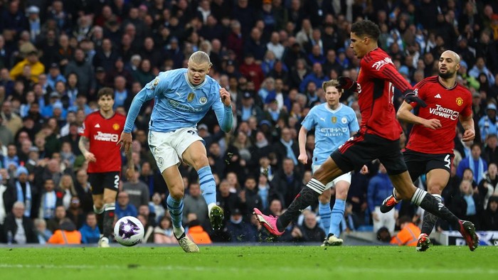Soccer Football - Premier League - Manchester City v Manchester United - Etihad Stadium, Manchester, Britain - March 3, 2024 Manchester Citys Erling Braut Haaland scores their third goal REUTERS/Carl Recine NO USE WITH UNAUTHORIZED AUDIO, VIDEO, DATA, FIXTURE LISTS, CLUB/LEAGUE LOGOS OR LIVE SERVICES. ONLINE IN-MATCH USE LIMITED TO 45 IMAGES, NO VIDEO EMULATION. NO USE IN BETTING, GAMES OR SINGLE CLUB/LEAGUE/PLAYER PUBLICATIONS.