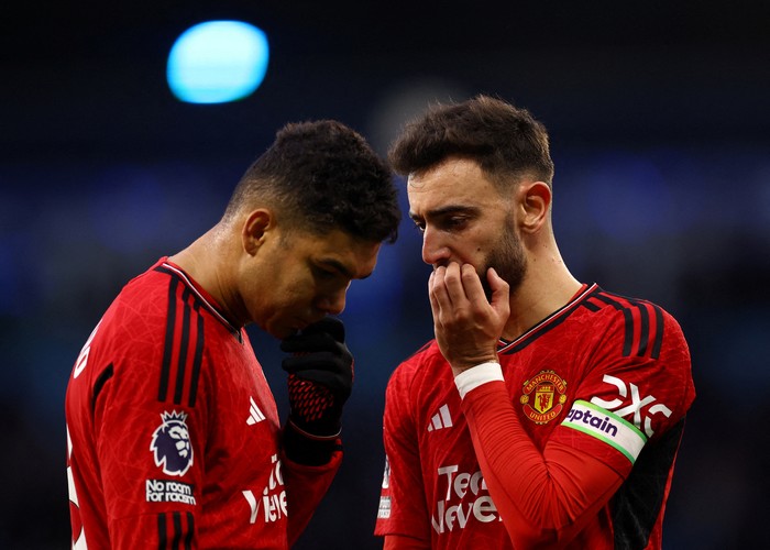 Soccer Football - Premier League - Manchester City v Manchester United - Etihad Stadium, Manchester, Britain - March 3, 2024 Manchester Uniteds Casemiro and Bruno Fernandes look dejected after the match REUTERS/Carl Recine NO USE WITH UNAUTHORIZED AUDIO, VIDEO, DATA, FIXTURE LISTS, CLUB/LEAGUE LOGOS OR LIVE SERVICES. ONLINE IN-MATCH USE LIMITED TO 45 IMAGES, NO VIDEO EMULATION. NO USE IN BETTING, GAMES OR SINGLE CLUB/LEAGUE/PLAYER PUBLICATIONS.     TPX IMAGES OF THE DAY