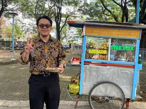 Gaya Marlo, Putra Andy F. Noya Saat Jajan Batagor hingga Ngopi Gaya Marlo, Putra Andy F. Noya Saat Jajan Batagor hingga Ngopi