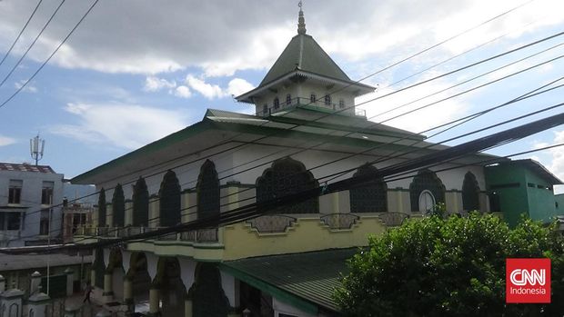 Masjid An-nur Negeri Batu Merah dikenal sebagai masjid pertama di Kota Ambon, Maluku.  Tak hanya masjid tertua, rumah ibadah di Kecamatan Sirimau juga menjadi simbol toleransi beragama di kota yang dikenal dengan nama Manise.  (CNNIndonesia/Said)