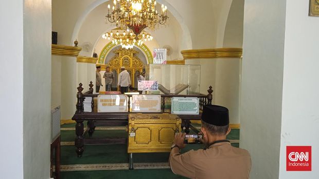 Masjid Raya Sultan Riau Pulau Penyengat di Kampung Jambat Kelurahan Penyengat Kota Tanjungpinang Kepri.